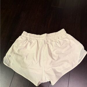 Lululemon bone colour hotty hot 2.5 shorts